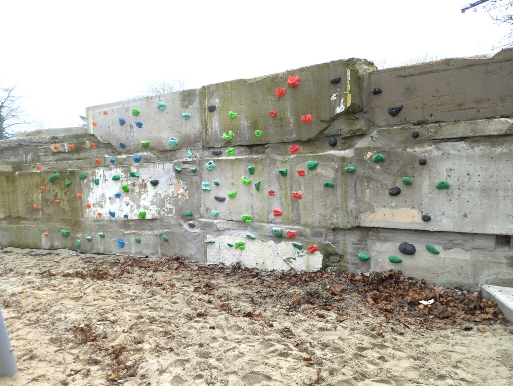 Klimgrepen gemonteerd op de betonnen restanten van gesloopte gebouwen in de speeltuin van Nieuw Gent