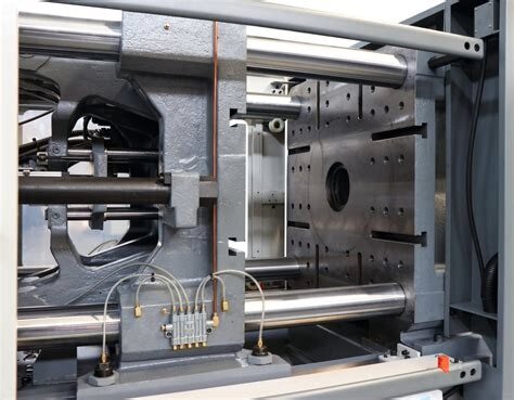 Open spuitgietmachine met stalen geleidestangen en een zware metalen matrijsplaat